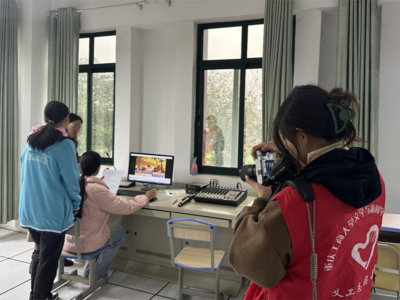 光影筑夢(mèng)，愛(ài)心同行——文新青服赴迎龍中學(xué)開(kāi)展公益攝影攝像志愿服務(wù)活動(dòng)紀(jì)實(shí)